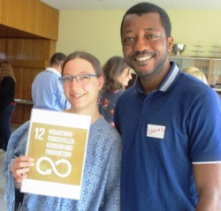 Lehrkraft der BBS TGHS Anna Köhler und Grenzenlos-Aktiver Collins Ogbeide, Student an der Universität Koblenz-Landau  mit SDG 12 „Verantwortungsvoller Konsum“; ©WUS/Johannes Probst  2019