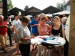 Infostelle berät Besucher beim Afrikamarkt 2014 in Steinhude, Hannover.