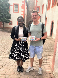 Grenzenlos-Aktive Paule Ingrid Kelodjoue Tchonang und Oliver Hoffman  präsentierten ihre Nachhaltigkeitsthemen auf der Burg Breuberg