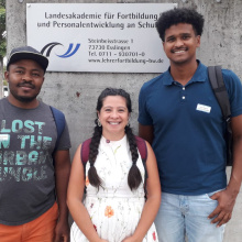 Die drei Grenzenlos-Aktiven Stephane Pokam Tatap, Magda Daniela Salamanca Mendez und Jose David Ferreira Cogollo (v.l.n.r.) am ZSL Esslingen Foto (c) WUS