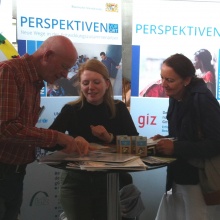 Katharina Streubel, Bayerische Staatskanzlei, im Gespräch mit Besu-cher/-innen bei den Bayerischen Eine Welt-Tagen am 23. Juni 2018. Quelle: WUS